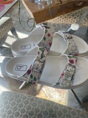 Women's Floral Double-Buckle Sandals in White and Pink